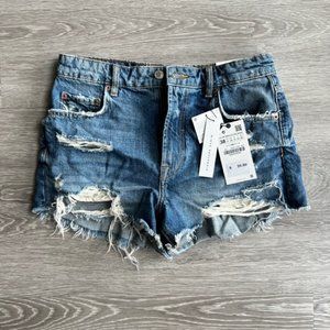 HIGH RISE SHORTS - FRAYED HEM  High-waisted rigid fabric shorts